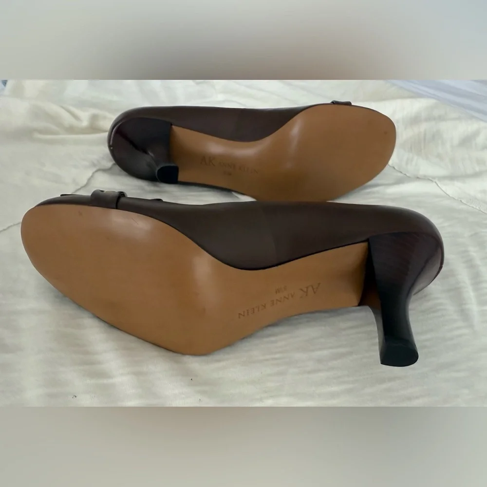 ANNE KLEIN WOMEN’S BROWN LEATHER PUMPS WITH GOLD BUCKLE SIZE 8.5 BRAND NEW - Picture 8 of 11